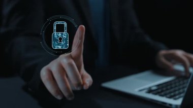 Bir asma kilit sembolü ve siber güvenlik simgelerinin yer aldığı veri güvenliğinin görsel bir temsili, dijital çağda korumanın önemini vurguluyor. Dörtgen