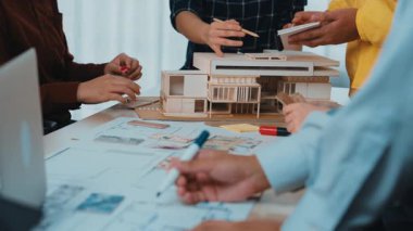 Çeşitli mimarlardan oluşan bir ekip, canlı bir ofis ortamında yenilikçi yapı kavramları geliştirmek için planlar ve modeller kullanarak ortak bir tasarım sürecine girişir. SACTR
