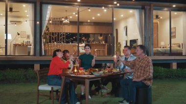 Mutlu aile, gece kutlama partisinde parlayan maytap tutuyor. Sevgili üyemiz birlikte kıvılcım oynamaktan hoşlanıyor. Nesiller arası uçurum için açık hava aktivitesi aile bağını güçlendirir. Uyumsuzluk.