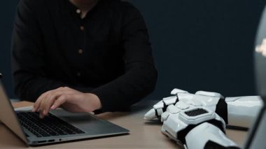 Performans göstergelerinin kaldırılması, bir yapay zeka asistanı verilerin yorumlanmasına, uyumlu planlama olanaklarına, pazarlama kampanyalarının keskinleştirilmesine ve takım çalışmalarının birleştirilmesine yardımcı oluyor. Noogenesis Yapay Zeka