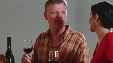 Emeklilik çifti, tatilde diğer aile üyeleriyle birlikte açık hava yemeğinde mutlu bir şekilde iyi haberlerden bahsediyorlar. İletişim eski ve genç nesil arasındaki aile bağını güçlendirir. Uyumsuzluk.