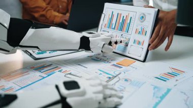 Veri analizlerini optimize etmek ve kurumsal stratejileri iyileştirmek için yapay zeka güdümlü çözümlerle işbirliği yapan iş adamları, işyeri teknolojisinin evrimini vurguluyor. Noogenesis Yapay Zeka