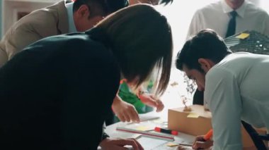 Yetenekli mühendis takımının ev inşaatı hakkında konuştuğu en iyi manzara. Planlar hakkında beyin fırtınası yapmak için tartışan ve yazan bir grup zeki mimar ya da tasarımcının hava görüşü. Hizalama.