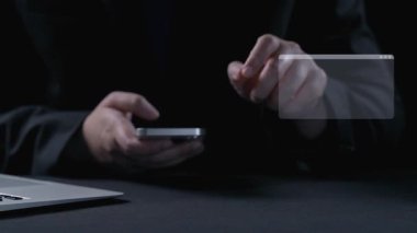 Bir programcı çeşitli programlama dillerinin yer aldığı bir dizüstü bilgisayar üzerinde dikkatle çalışır. Görüntü ekranda kodlama sözdizimini gösteriyor, modern bir çalışma alanı atmosferini vurguluyor. Dörtgen