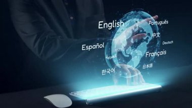 Parlak bir klavyenin üzerindeki eller ileri teknolojiyi temsil eden soyut veri görselleştirmeleri ve devre kalıplarını gösteren fütüristik bir dijital arayüzle bağlantı kurar. Dörtgen