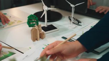 İş dünyasından profesyonellerden oluşan bir ekip, yenilikçi fikirleri sergilemek için yenilenebilir enerji projeleri, grafikler ve ahşap modellerden yararlanma odaklı bir işbirliği toplantısı düzenliyor. SACTR