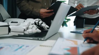 Bir yapay zeka asistanının piyasa araştırması ve veri odaklı karar verme mekanizmasında bir iş ekibini desteklediği, akıllı teknoloji entegrasyonunu gösteren gelecekteki bir çalışma alanı. Noogenesis Yapay Zeka