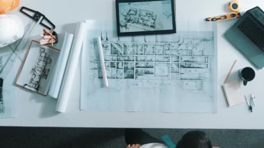 Güvenlik kaskı, dizüstü bilgisayar ve ekipmanlarla başarılı bir proje için toplantı masasında el kaldırırken cep telefonu kullanarak yöneticiyle konuşan yetenekli mühendisin alt görüşü. Hizalama.