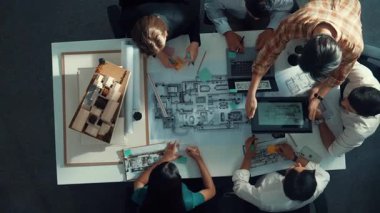 Proje yöneticisi ya da inşaat mühendisinin planlama ve planlama binasında yazışmalarının üst düzey görüntüsü. Toplantı masasında birlikte çalışan mimarın belgeyle birlikte havadan görünüşü. Hizalama.