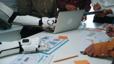 Bir yapay zeka geliştirilmiş çalışma alanı, bir danışman ve iş arkadaşları arasındaki işbirliğini güçlendirir ve pazarlama performansını ve araştırma derinliğini yeniden tanımlayan çevik çözümler ortaya çıkar. Noogenesis Yapay Zeka