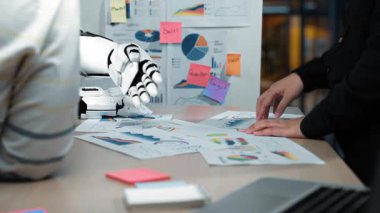 İş adamlarının şirket stratejisini geliştirmelerine, iş akışını optimize etmelerine ve yüksek teknoloji ofislerinde finansal tahminleri iyileştirmelerine yardım eden yapay zeka destekçisi. Noogenesis Yapay Zeka