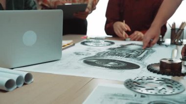 Çeşitli mühendislerden oluşan bir ekip modern bir ofiste mekanik tasarım projelerinde işbirliği yapmaktadır. Dizüstü bilgisayarlar, çizimler ve teknik aletler yaratıcı süreçlerini ve yeniliklerini gözler önüne seriyor. SACTR