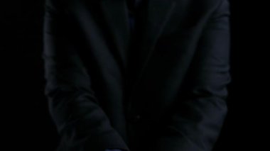 Fütürist teknoloji unsurları ve veri bağlantılarıyla çevrili, veri güvenliğini temsil eden dijital kilit sembolünü gösteren modern bir illüstrasyon. Dörtgen