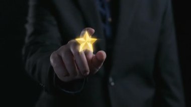 Profesyonel bir işadamı, müşteri geribildirim ve eleştirilerini sembolize eden konuşma baloncuklarının yanında başarı ve iletişim temalarını vurgulayan beş altın yıldız sergiliyor. Dörtgen