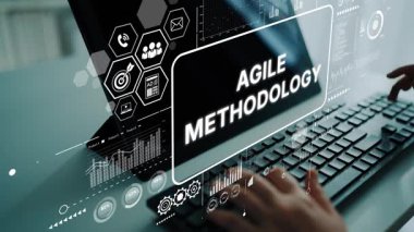 Modern Ofis Ayarlarında Dijital Arayüz ve Eller Klavyede Çevik Metodoloji Konsepti. Asemptotik akıllı veri analitiği.