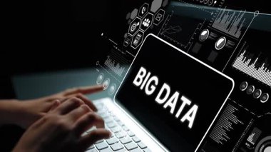 Data Science and Technology Concepts için Büyük Veri Grafikleri ve Analitik Ekranı ile Eller Dizüstü Bilgisayarda Yazıyor. Asemptotik akıllı veri analitiği.