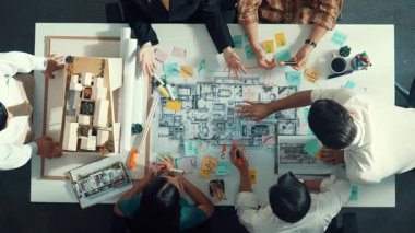 Akıllı yöneticilerin el çırpışları ve projeyi kutlamak için el ele tutuşmaları. İç yapı hakkında beyin fırtınası yapan mimar mühendisinin hava görüntüsü. Takım çalışması, birlik. Hizalama.