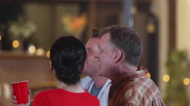 Yaşlı bir çift ve orta yaşlı bir adam bahçede kamp kuruyor, yaşlılar ya da son sınıflar kutlama için tezahürat yapıyor. Aile ile vakit geçirmek için açık hava kamp aktiviteleri aile bağlarını güçlendirir. Uyumsuzluk.