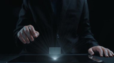 Değerlendirme yıldızları ile müşteri memnuniyeti analizini gösteren dijital konsept ve profesyonel iş ortamında gülen yüzler kullanıcı geribildirimi ve değerlendirmesini vurguluyor. Dörtgen