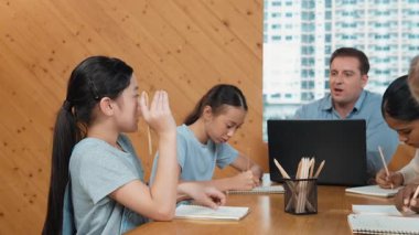 Akıllı öğrenci çalışmalarını kontrol ettiği için mutlu öğretmen diye el kaldırdı. Liseli kız not defterine bakan yetenekli bir öğretmen ve sınıfta onu cesaretlendiren bir başparmak gösteriyor. Yaratıcı. Öğretim