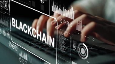 Data Visualizations tarafından çevrelenmiş, Klavyede Eller Daktiloyla Engellenen Yenilikçi Teknoloji Kavramı. Asemptotik akıllı veri analitiği.