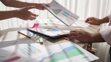 Girişimci şirket çalışanları birlikte çalışır, finansal veri raporlama ve planlama stratejisi, panorama videosundaki yaratıcı iş başarısı için pazarlama içeren renkli BI gösterge panelini analiz eder. Sinerjik