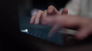 Modern ofis ortamında iş başarısını, analitiği ve veri odaklı kararları sembolize eden bir grafikle dizüstü bilgisayarda yazı yazan ellerin yakın görüntüsü. Copula