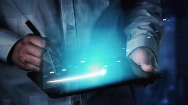 Bir iş adamı, büyümenin grafiksel temsili ile finansal verileri analiz etmek için dijital tablet kullanır. Yükselen eğilim, iş dünyasındaki strateji ve başarıyı yansıtıyor. Copula