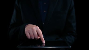 AI toplumu dönüştürüyor, önemli etik soruları gündeme getiriyor. Yapay zeka dizaynındaki ahlak kuralları adaleti sağlar. Yapay zeka etiği sorumlu kararları destekliyor. Yapay zeka gücünü güçlü etiklerle dengelemek çok önemli. Elide