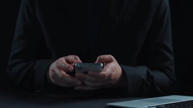 Akıllı telefonla etkileşime geçen bir kişi, dijital başarı rozeti sergiliyor. Işıldayan bir işaret ve yıldız simgeleriyle, iş ortamında tanınmayı ve başarıyı simgeliyor. Dörtgen