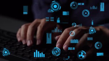 Gelişmiş dijital veri görselleştirmeleri ve grafikleri olan bir klavyede yazı yazan ellerin yakın görüntüsü. Bu görüntü teknoloji, siber güvenlik ve veri analizini temsil ediyor. Xenic