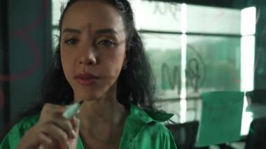 Zeki, profesyonel İspanyol iş kadınının portresi renkli yapışkan notlarla cam tahtaya pazarlama fikirleri yazıyor. Genç yönetici, analiz iş planının zihin haritasını çiziyor. - Yakın çekim. Yönlendirici.