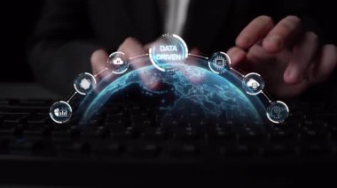 Veri güdümlü karar verme işi analitik, veri toplama ve yapay zeka sistemleri yoluyla güçlendirir. Veri güdümlü araçlar veri işleme ve veri görselleştirmesini veri platformları boyunca destekler. Muxer