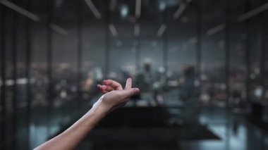 Gösterişli bir ofisteki dijital simgelere ulaşan robot bir el, teknoloji ve otomasyonun günlük görev ve iletişimde bütünleşmesini sembolize ediyor. Auvana