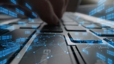 Modern bilgisayar ve yenilik eğilimlerini gösteren veri analizleri ve teknoloji unsurlarının yer aldığı üstüste bindirilmiş dijital grafikleri olan bir klavyenin yakın çekimi. Xenic