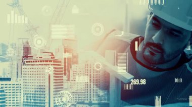 Gelecekteki bina inşaatı ve HUD hologram grafik tasarımı ile yaratıcı mühendislik projesi konsepti. İnşaat mühendisi, mimar ya da inşaat işçisi modern sivil teknoloji ile çalışıyor..