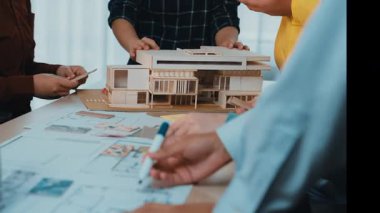 Proje planları ve planlarıyla ilgili tartışmalara katılan gösteriş meraklıları oluşturan canlı bir mimarlık ofisi. Takım çalışmasına ve tasarımda yaratıcılığa odaklan. SACTR