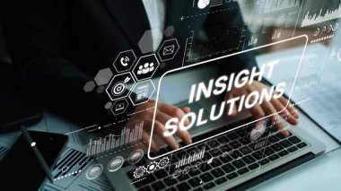 Modern İş Yeri 'nde Veri Sezgileri ve Çözümleri Dijital Kaplaması olan bir dizüstü bilgisayarda Profesyonel Eller Yazıyor. Asemptotik akıllı veri analitiği.