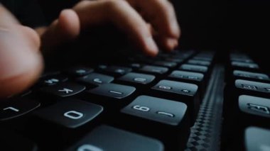 Bilgisayar klavyesinde elleri ve parmaklarıyla yazı yazan yakın plan bir adam. Makro yumuşak odaklı bebek çekimi. Bilgisayar programlama, mesajlaşma çevrimiçi mesajlaşma ve çevrimiçi pazarlama işi konsepti. Topla