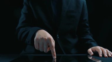 E- posta, web, telefon ve mesaj simgelerini gösteren UI konsepti. İletişim ve destek simgeleri iş iletişimini düzene sokmaya ve müşteri iletişim deneyimini geliştirmeye yardımcı olur. Elide