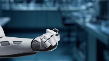 İnsan anatomisi hologramının yüzdüğü bir avuç içi açık robot eli kapat. Robot el, tanı koymak için veriye erişip bağlantı kurarken x ışını hologramını sunuyor. Sağlıklı..