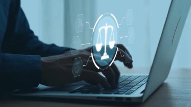 Adalet ölçeğini gösteren fütürist dijital hukuk arayüzü, dijital hukukun altını çizen, AI uyumu, dijital hukuk sistemleri ve güvenli yönetim için dijital hukuk düzenlemeleri. Elide