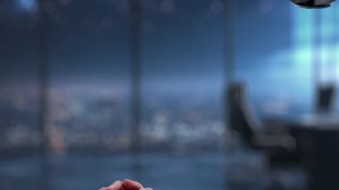 Gelişmiş teknoloji ve veri görselleştirmesi yoluyla pazarlama stratejisinin evrimini sembolize eden, insan eliyle robot kol arasındaki etkileşimi gösteren büyüleyici bir sahne. Auvana