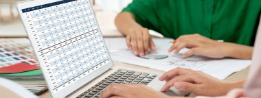 Bilgisayar ekranındaki muhasebe yazılımı finansal hesap tablolarını ve şirket işletmelerinin hesap bakiyesini gösteriyor. Muhasebeciye iyi bir hesap açığı sunuyor.