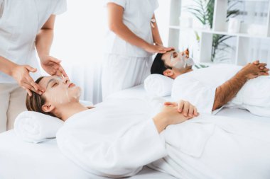 Kaplıca salonunun sakin, modern gündüz atmosferi, birkaç müşteri yüz maskesi takarak kendini yenilemeye çalışıyor. Yüz bakımı ve güzellik kozmetolojisi prosedürü. Sessiz.