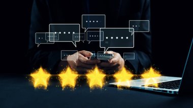 Bir iş adamı dijital konuşma baloncukları ve parlayan yıldızlarla çevrili bir akıllı telefonu elinde tutarak müşteri geribildirimini ve karanlık bir çevredeki çatışmayı sembolize ediyor. Dörtgen