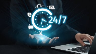 Bu resim, dijital bir saat aracılığıyla 24 saatlik kullanılabilirlik kavramını ve sürekli desteğin önemini gösteren iletişim simgelerini gözler önüne sermektedir. Dörtgen