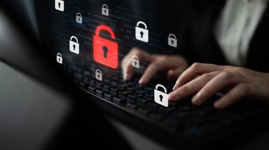 Siber güvenlik ihlalini gösteren dijital güvenlik kavramı, güvenlik sistemleri arasında veriye maruz kaldığını belirten kırmızı bir asma kilit, sistem savunmasızlığını ve Latch riskini vurguluyor.