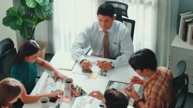 Becerikli mühendis takımının en düşük görünümü planla ev planı arasında karşılaştırılır. Mimar ya da tasarımcı grubunun hava görüşü ve planlar hakkında fikir alışverişinde bulunması. Hizalama.