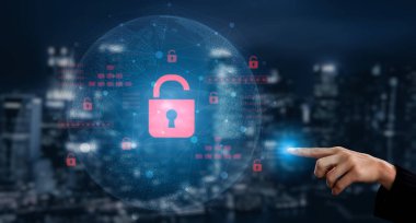 Siber güvenlik ihlalini gösteren dijital güvenlik kavramı, güvenlik sistemleri arasında veriye maruz kaldığını belirten kırmızı bir asma kilit, sistem savunmasızlığını ve risk kefaretini vurguluyor